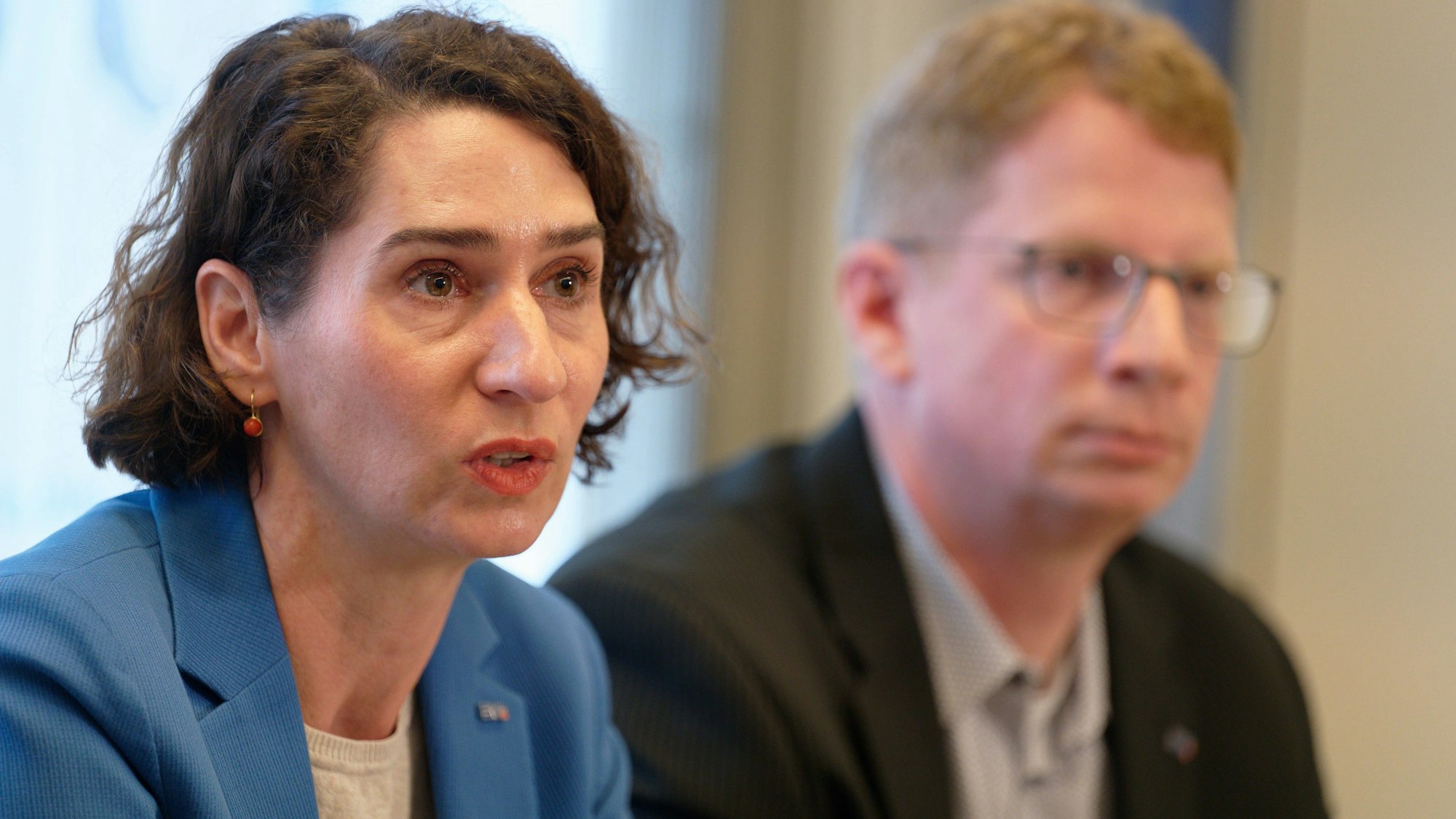Cosima Ingenschay und Kristian Loroch, beide Tarifvorstände der EVG, sitzen bei einer Pressekonferenz der Bahn-Gewerkschaft EVG. (Archivbild)