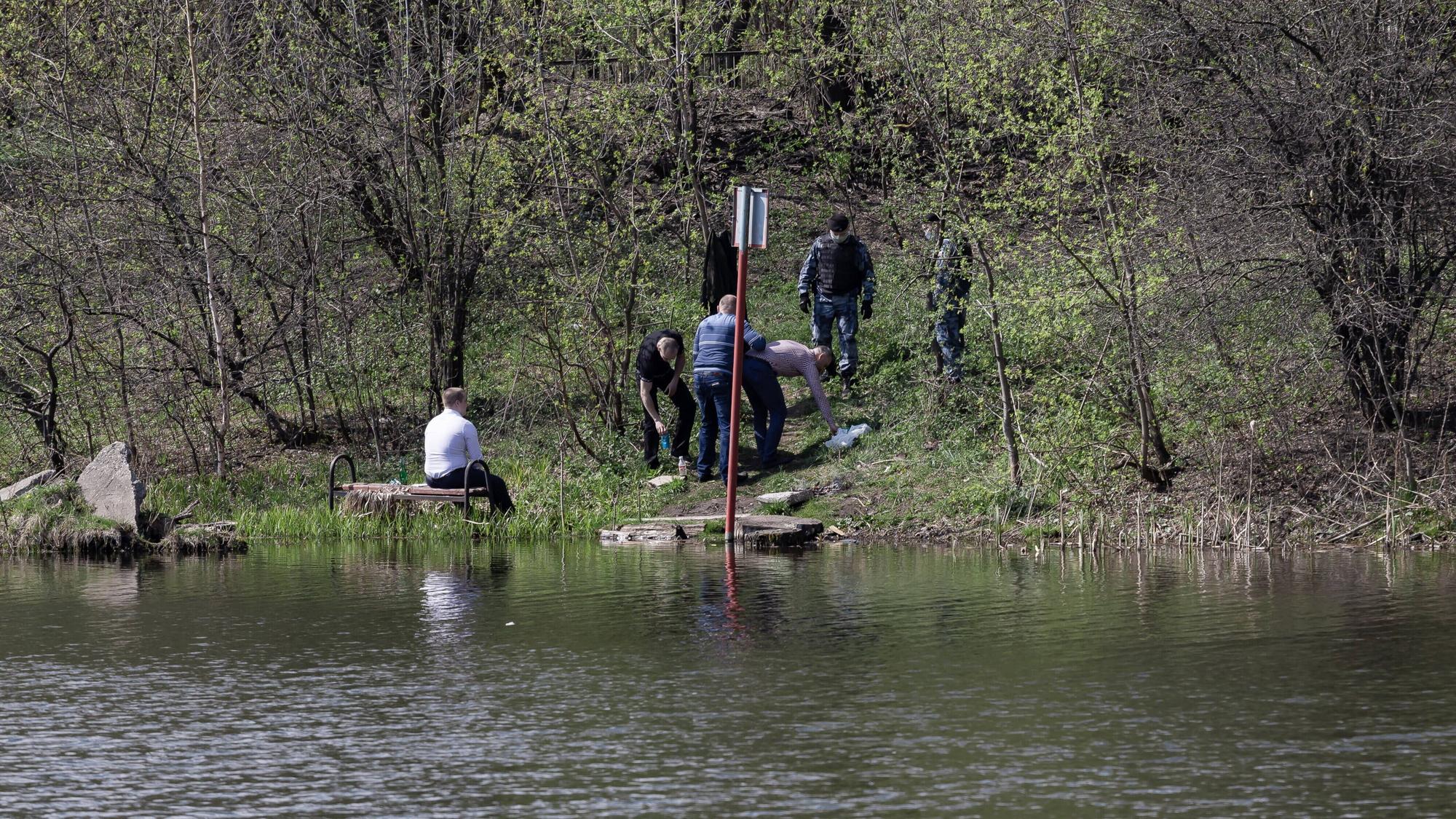 Polizisten suchen einen Stausee ab.