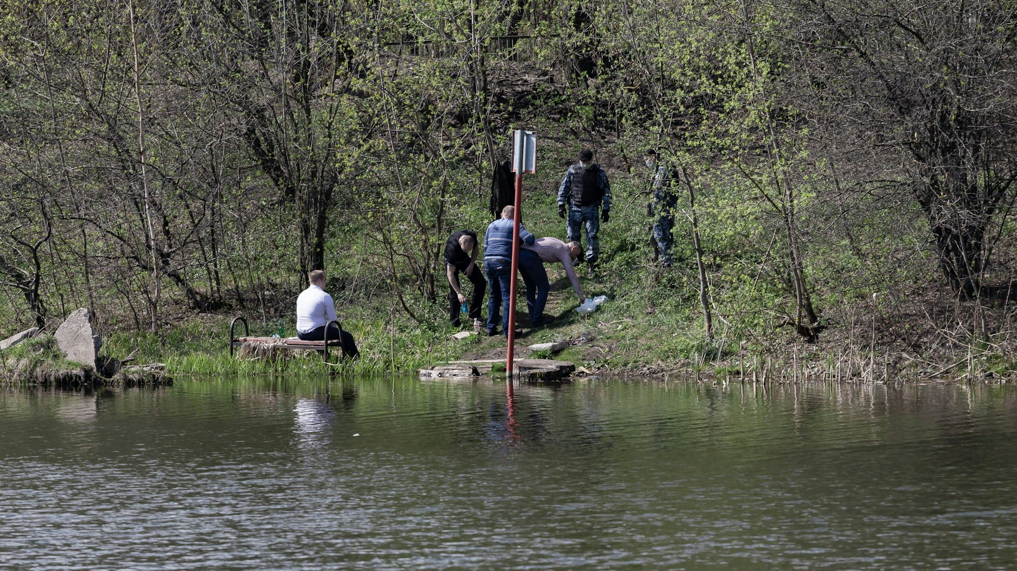 Polizisten suchen einen Stausee ab.