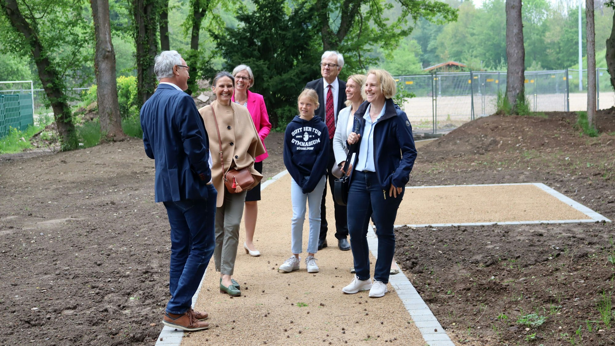 Es sind mehrere Menschen zu sehen, die den neuen Fußweg erkunden.
