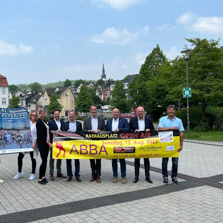 Am Rande der Pressekonferenz präsentieren die Veranstalter die Plakate.