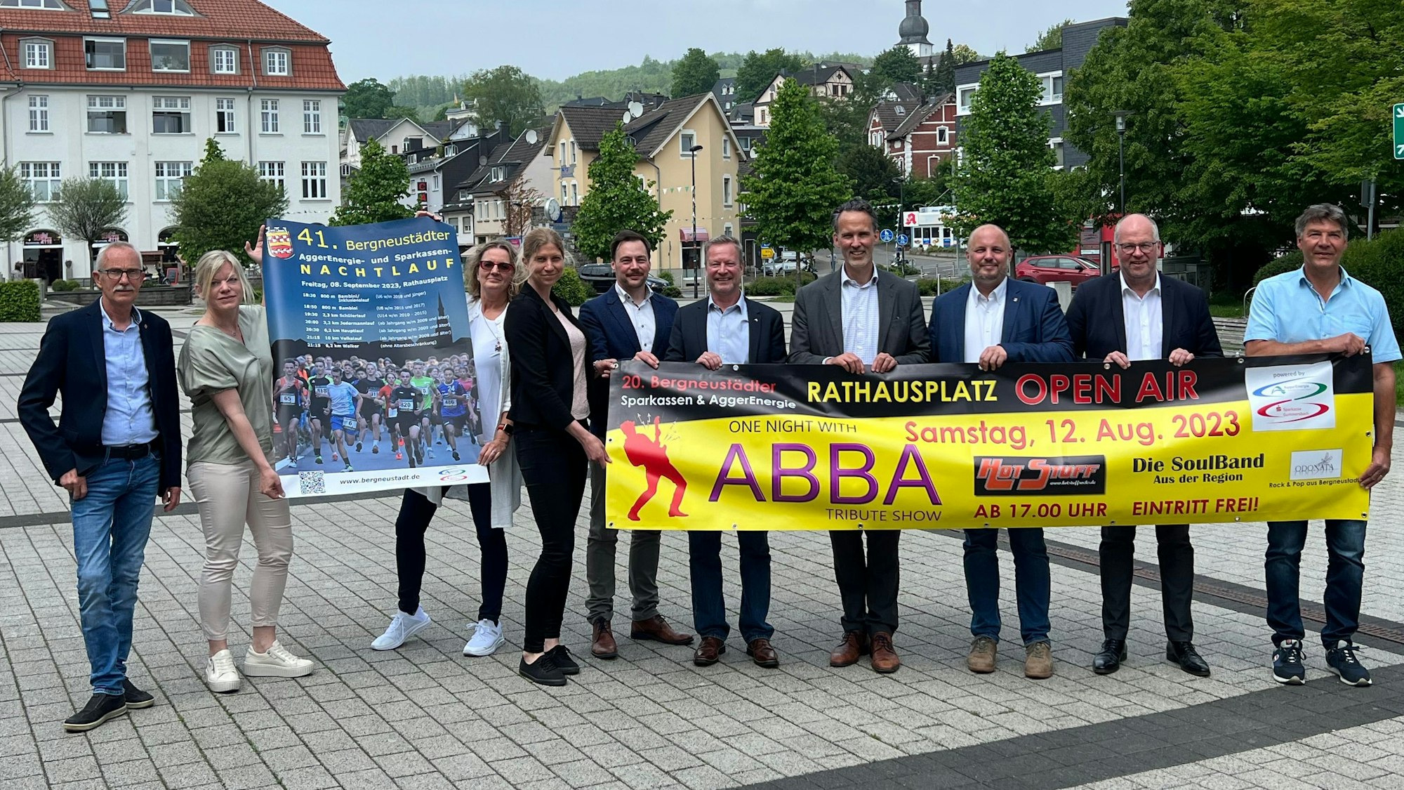 Am Rande der Pressekonferenz präsentieren die Veranstalter die Plakate.