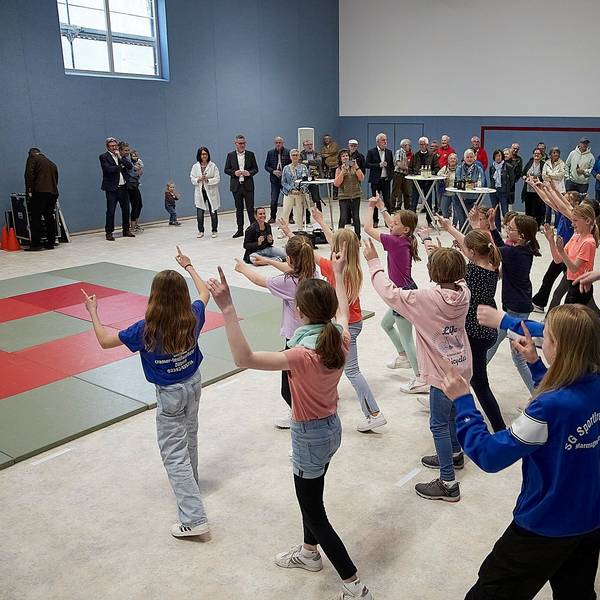 Eine Tanzvorführung bot der weibliche Volleyballnachwuchs der Sportfreunde zur Eröffnung der sanierten Halle.