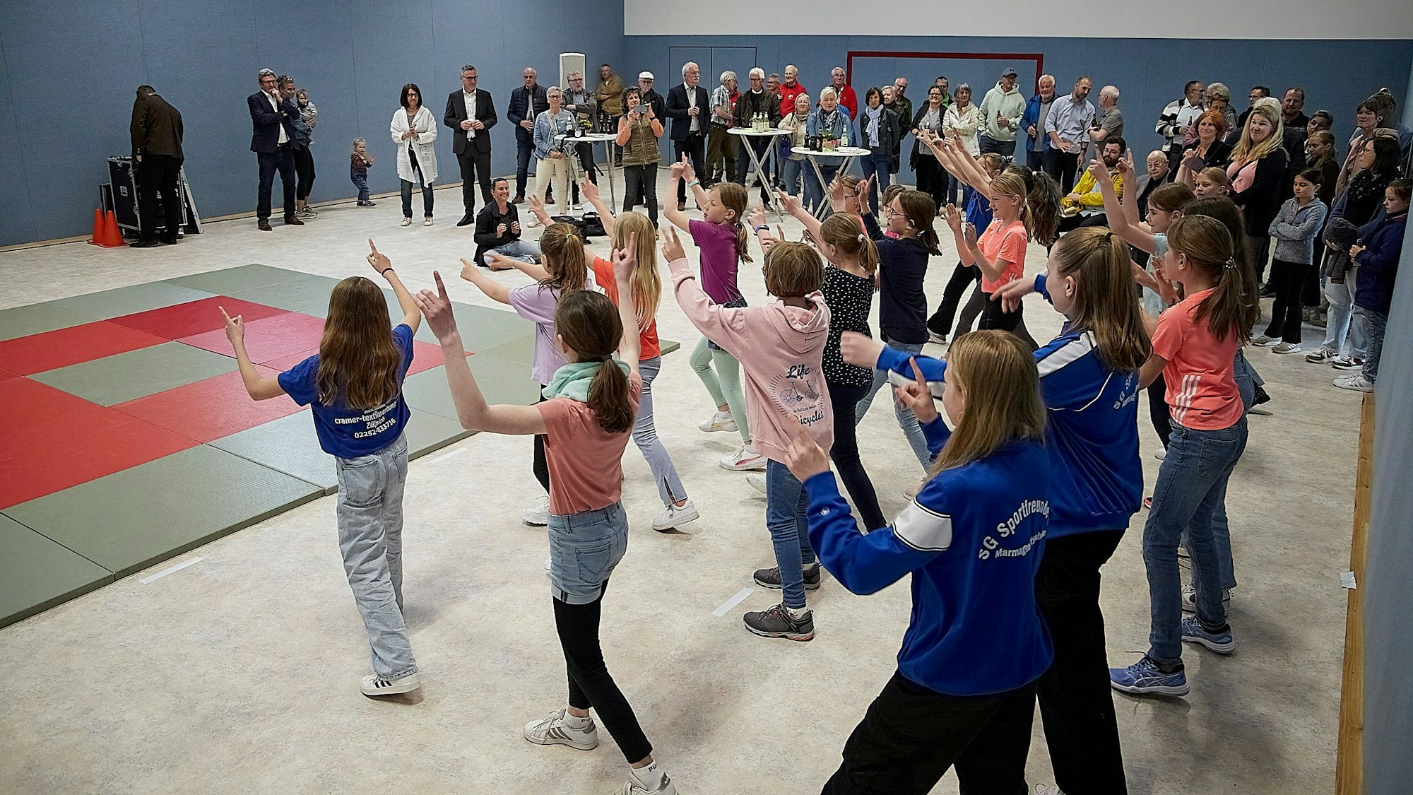 Eine Tanzvorführung bot der weibliche Volleyballnachwuchs der Sportfreunde zur Eröffnung der sanierten Halle.