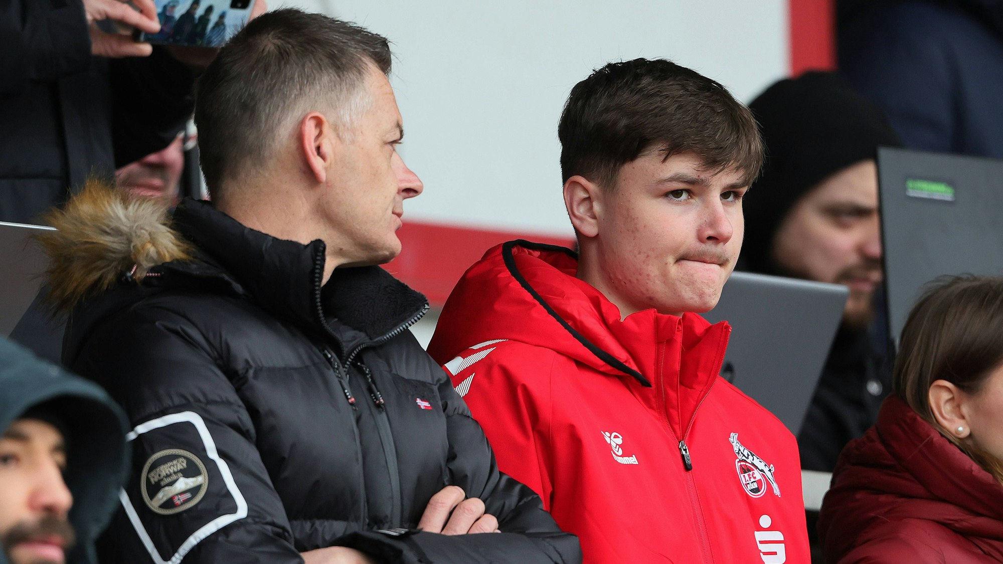 1.FC Köln U19 vs. Hertha BSC Berlin U19, DFB Pokal Halbfinale, auf der Tribüne: Jaka Cuber Potocnik mit seinem Vater, 03.04.2023, Bild: *** Sport 1 FC Köln U19 vs Hertha BSC Berlin U19, DFB Pokal semifinal, in the stands Jaka Cuber Potocnik with his father, 03 04 2023, picture