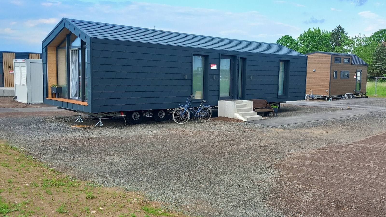 Übergangsquartier für Flutopfer: Ludwig Profittlich Cramer und Kirsten Cramer sind mit ihrem Sohn im Tiny House in Odendorf eingezogen.