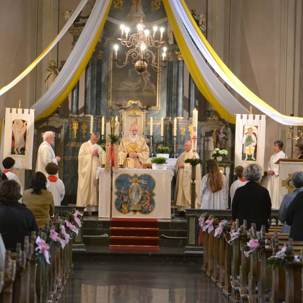 In der geschmückten Pfarrkirche Weilerswist wird ein Gottesdienst gehalten.