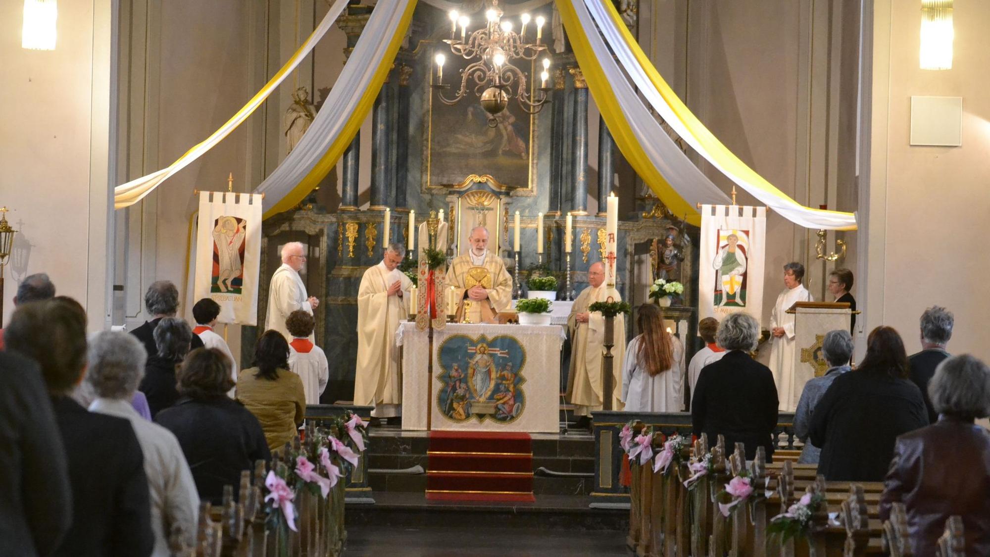 In der geschmückten Pfarrkirche Weilerswist wird ein Gottesdienst gehalten.