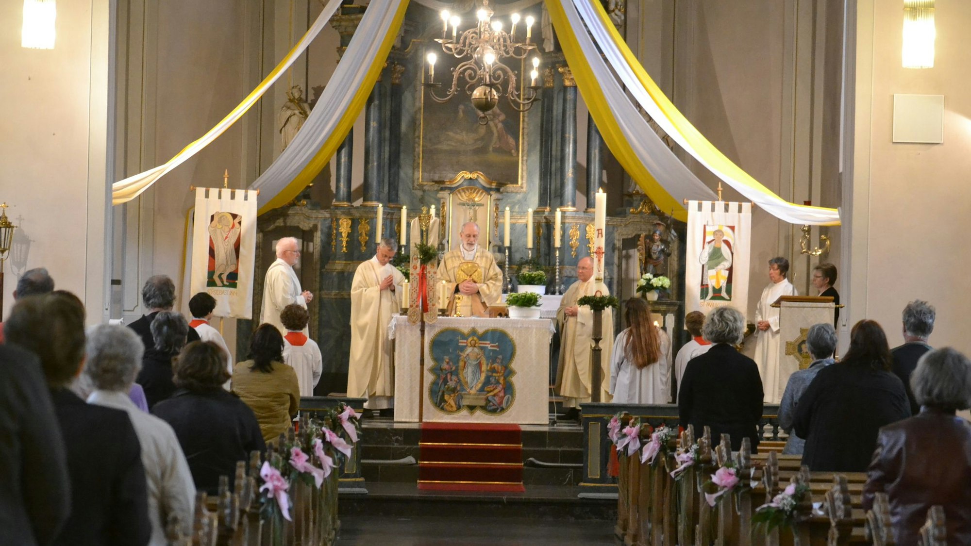 In der geschmückten Pfarrkirche Weilerswist wird ein Gottesdienst gehalten.