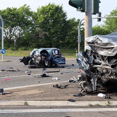 Die beiden Fahrzeugwracks an der Kreuzung der B266 bei Firmenich.