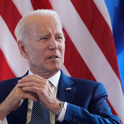 Es ist US-Präsident Joe Biden vor einer US-Flagge zu sehen.