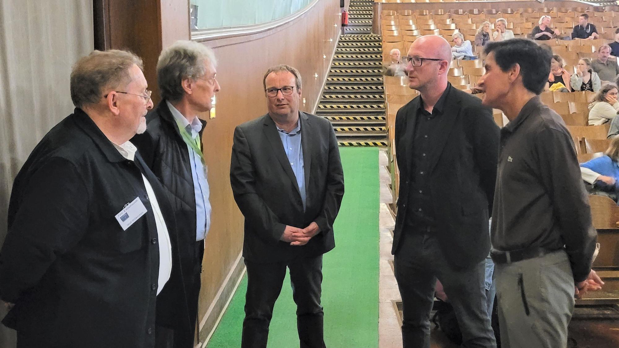 Naturfilmfestival Vogelsang. (v.r.) Thomas Kreyes, Ingo Pfennings, Oliver Krischer, Hans L. Wißkirchen, Wolfram Wißkirchen.