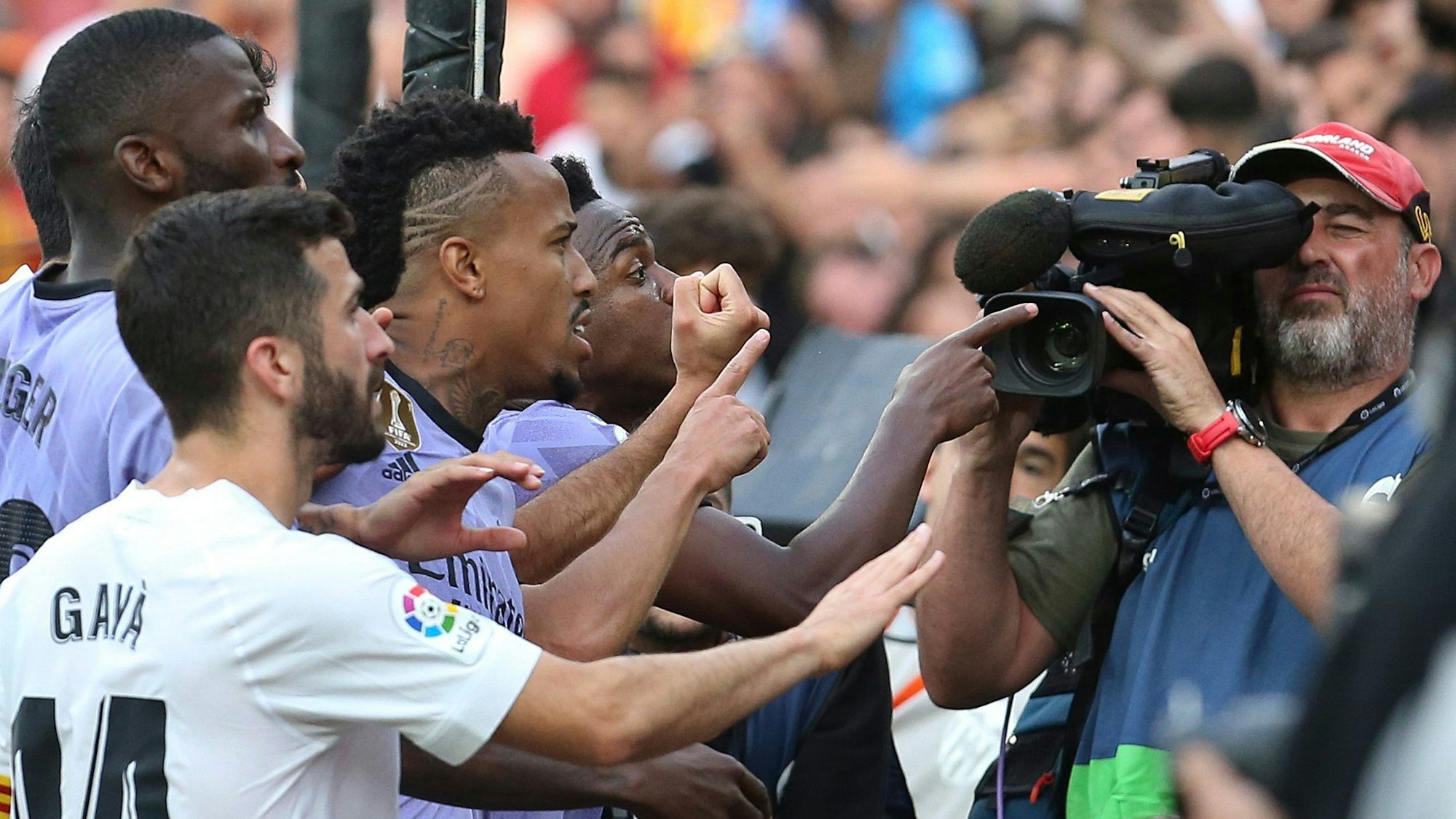 Spieler von Real Madrid um Stürmer Vinicius Junior legen sich mit Zuschauern in Valencia an.