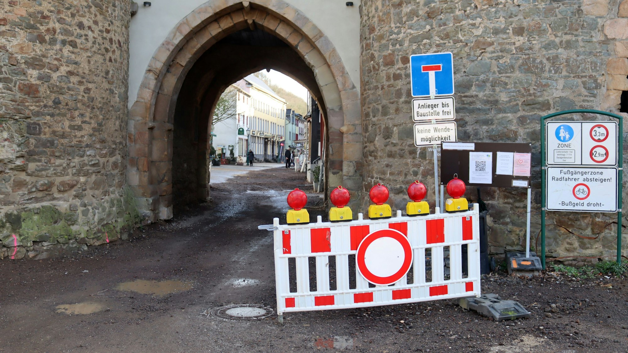 Baustellenschilder vor einem alten Stadttor in Bad Münstereifel.