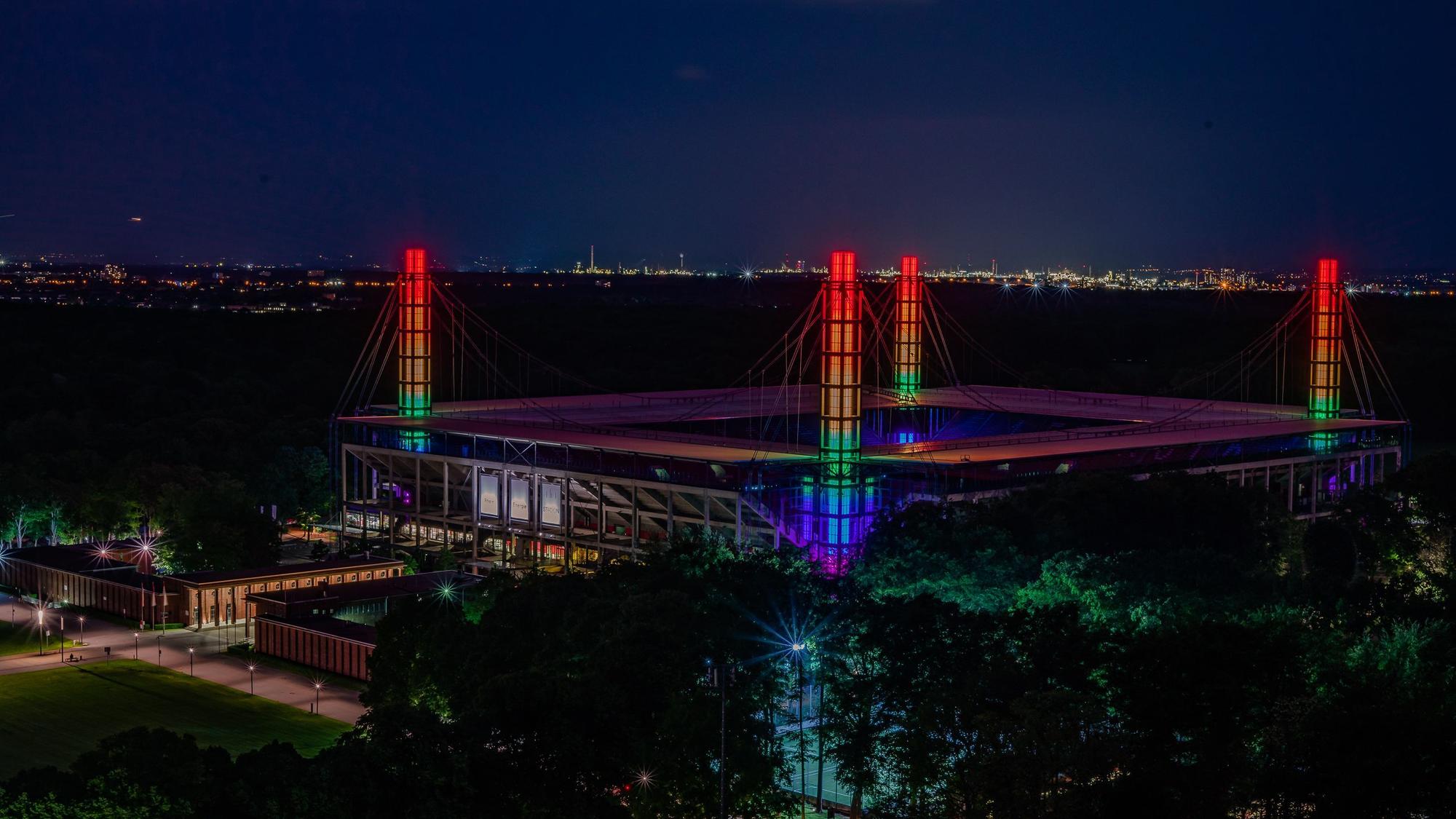 Das Rheinenergie-Stadion in Köln wird bunt ausgeleuchtet.