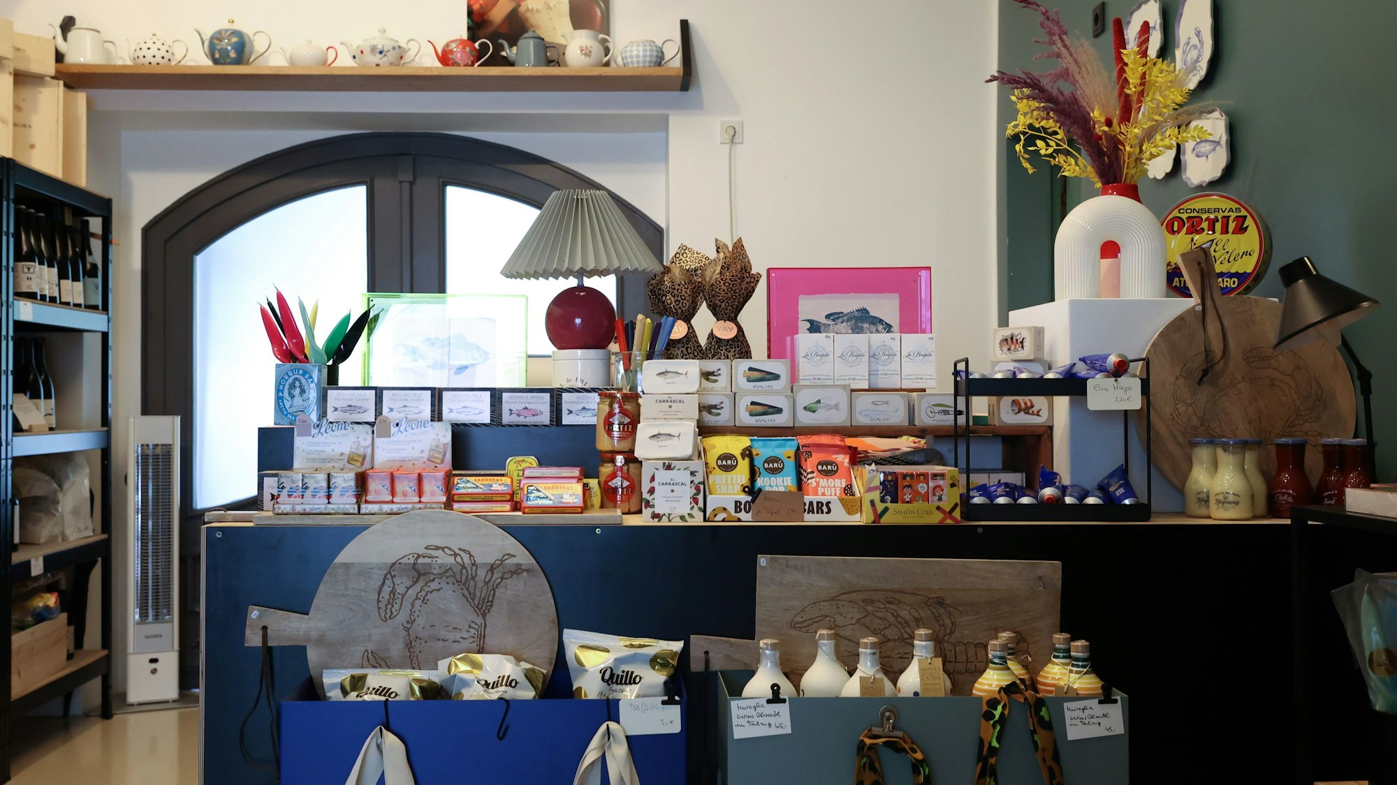 Innenraum des Restaurants mit Geschenke-Ecke