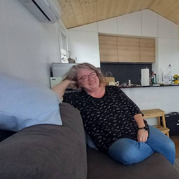 Übergangsquartier für Flutopfer: Ludwig Profittlich-Cramer und Kirsten Cramer sind mit ihrem Sohn im Tiny House in Odendorf eingezogen.
