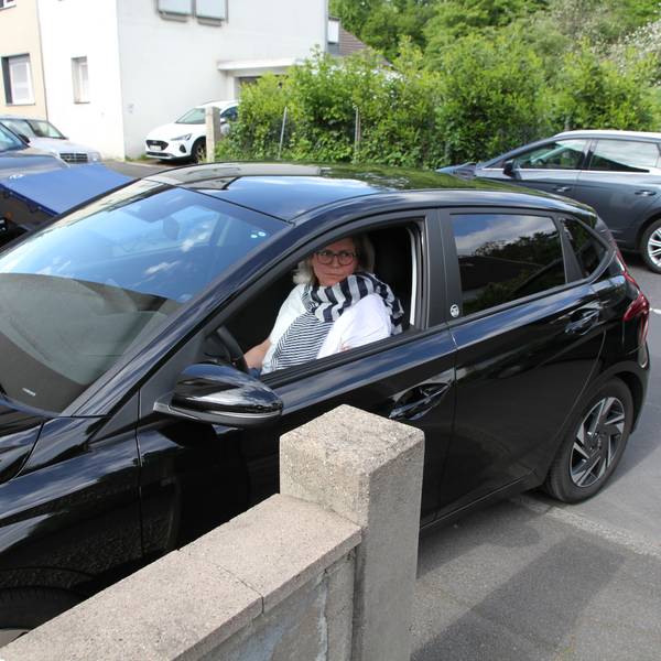 Karin Wollsiefen aus Wolsdorf fürchtet, das sie nicht mehr auf ihr Grundstück fahren kann, wenn die Stadt gegenüber einen Parkplatz ausweist
