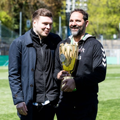 DFB Pokal der Junioren Finale, FC Schalke 04 U19 - 1. FC Koeln U19 Lukas Berg Leiter Nachwuchsleistungszentrum und Stefan Ruthenbeck Trainer 1. FC Koeln mit Pokal DFB Pokal der Junioren Finale, FC Schalke 04 U19 - 1. FC Koeln U19 Potsdam, Karl-Liebknecht-Stadion *** DFB Pokal Junior Final, FC Schalke 04 U19 1 FC Koeln U19 Lukas Berg Head of Junior Training Center and Stefan Ruthenbeck Coach 1 FC Koeln with trophy DFB Pokal Junior Final, FC Schalke 04 U19 1 FC Koeln U19 Potsdam, Karl Liebknecht Stadion Copyright: xBEAUTIFULxSPORTS/Wunderlx