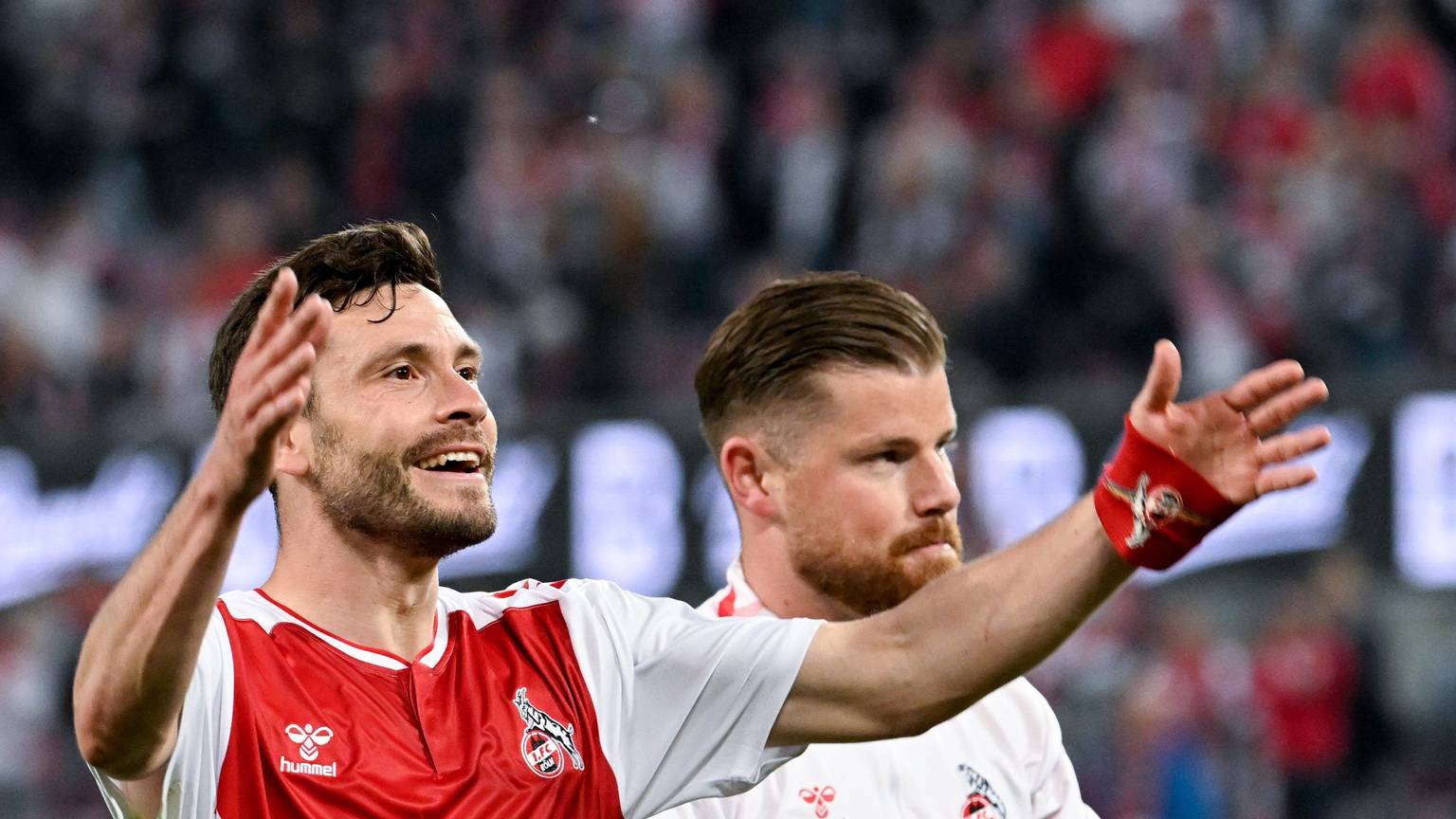 12.05.2023, Nordrhein-Westfalen, Köln: Fußball: Bundesliga, 1. FC Köln - Hertha BSC, 32. Spieltag, RheinEnergieStadion. Kölns Jonas Hector (l) und Torhüter Timo Horn jubeln nach dem Spiel vor den Fans. Foto: Federico Gambarini/dpa +++ dpa-Bildfunk +++