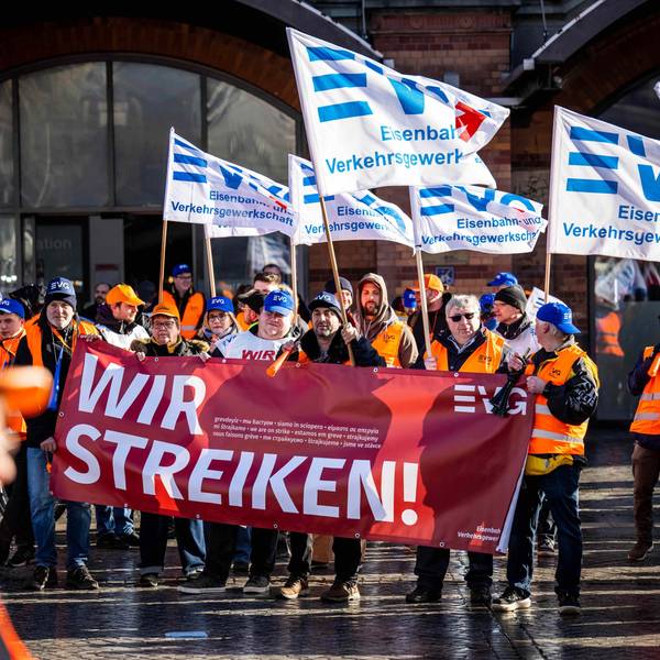 Seit Monaten herrscht der Tarif-Konflikt zwischen der Eisenbahn- und Verkehrsgewerkschaft (EVG) und der Deutschen Bahn. Es kam bereits zu mehreren Warnstreiks, wie hier Ende März in Bremen, auch Köln und die Region waren schon betroffen.