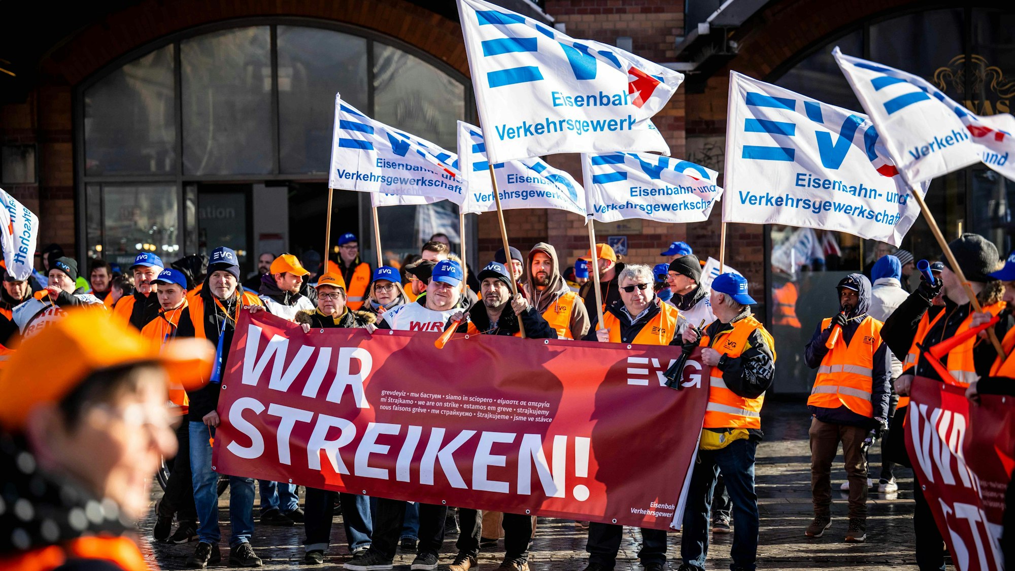 Seit Monaten herrscht der Tarif-Konflikt zwischen der Eisenbahn- und Verkehrsgewerkschaft (EVG) und der Deutschen Bahn. Es kam bereits zu mehreren Warnstreiks, wie hier Ende März in Bremen, auch Köln und die Region waren schon betroffen.
