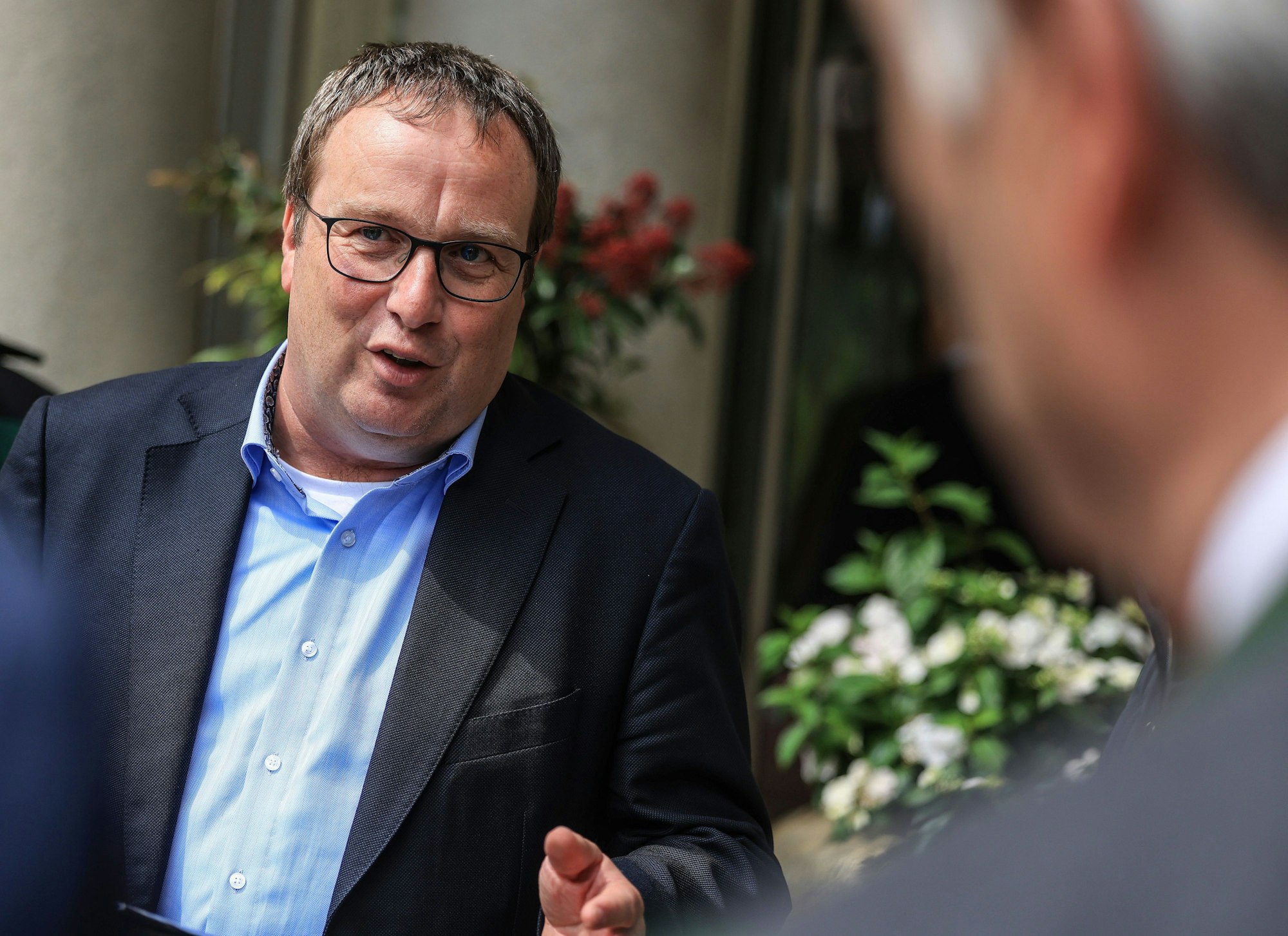 11.05.2023, Nordrhein-Westfalen, Königswinter: Oliver Krischer (Bündnis 90/Die Grünen), Minister für Umwelt, Naturschutz und Verkehr des Landes Nordrhein-Westfalen,  spricht vor dem Tagungsort der Umweltministerkonferenz bei der Übergabe einer Resolution, in der eine stärkere Kontrolle der Wolfspopulation gefordert wurde, mit Vertretern verschiedener Landwirtschaftsverbände.