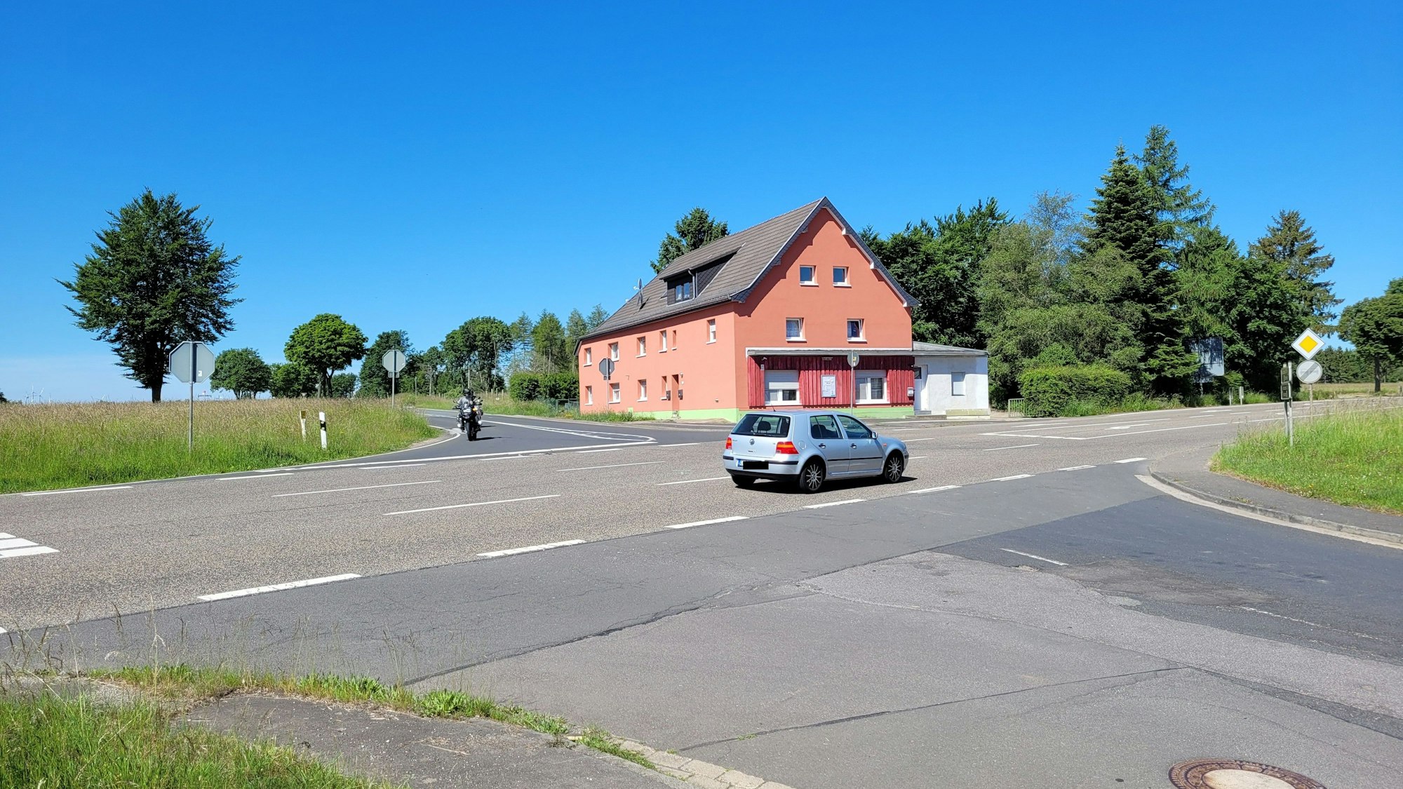Es ist die Kreuzung in Herhahn zu sehen.