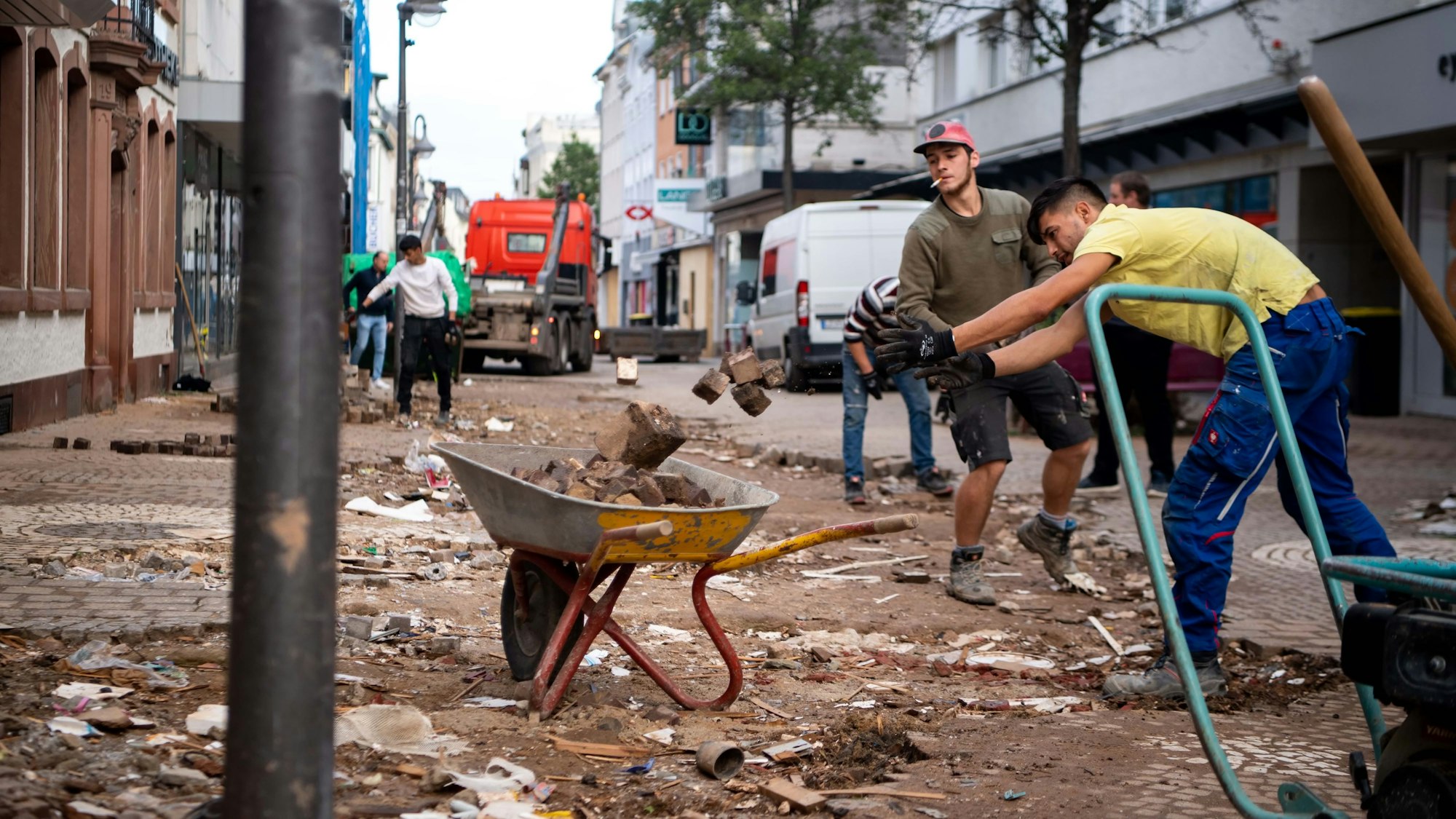 Aufräumarbeiten nach der Flutkatastrophe im Kreis Euskirchen. Hier wird das Pflaster in der Euskirchener Innenstadt abgetragen.