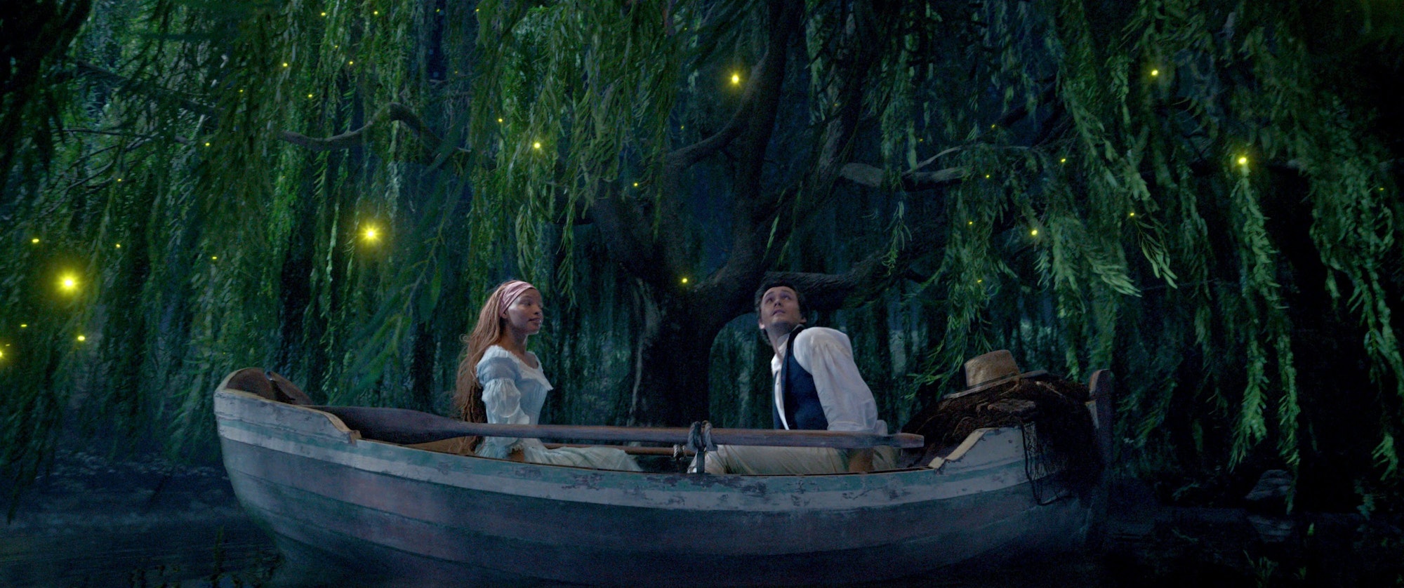 Halle Bailey (l.) als Arielle und Jonah Hauer-King als Prince Eric in einer Szene des Films „Arielle, die Meerjungfrau“.