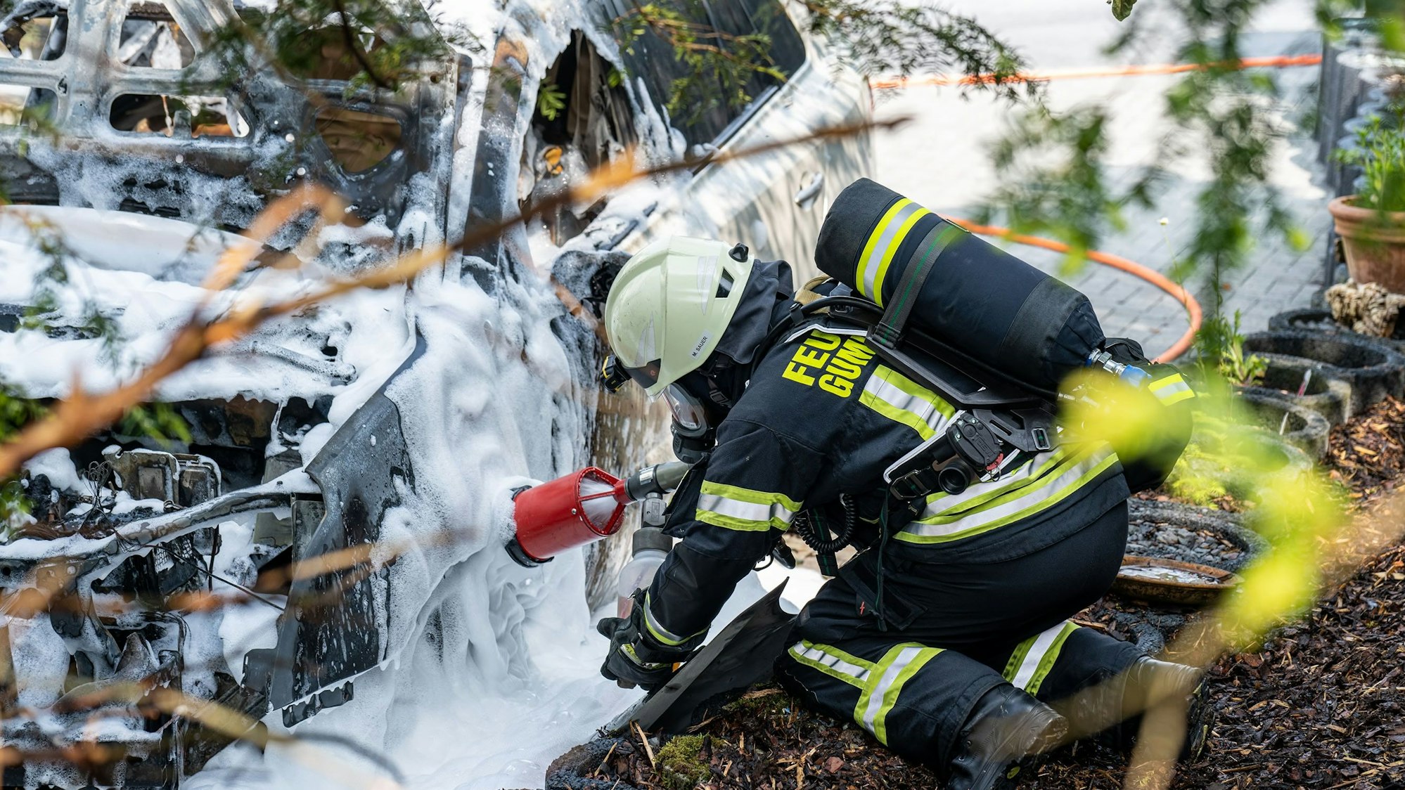 Ein Gummersbacher Feuerwehrmann löscht.