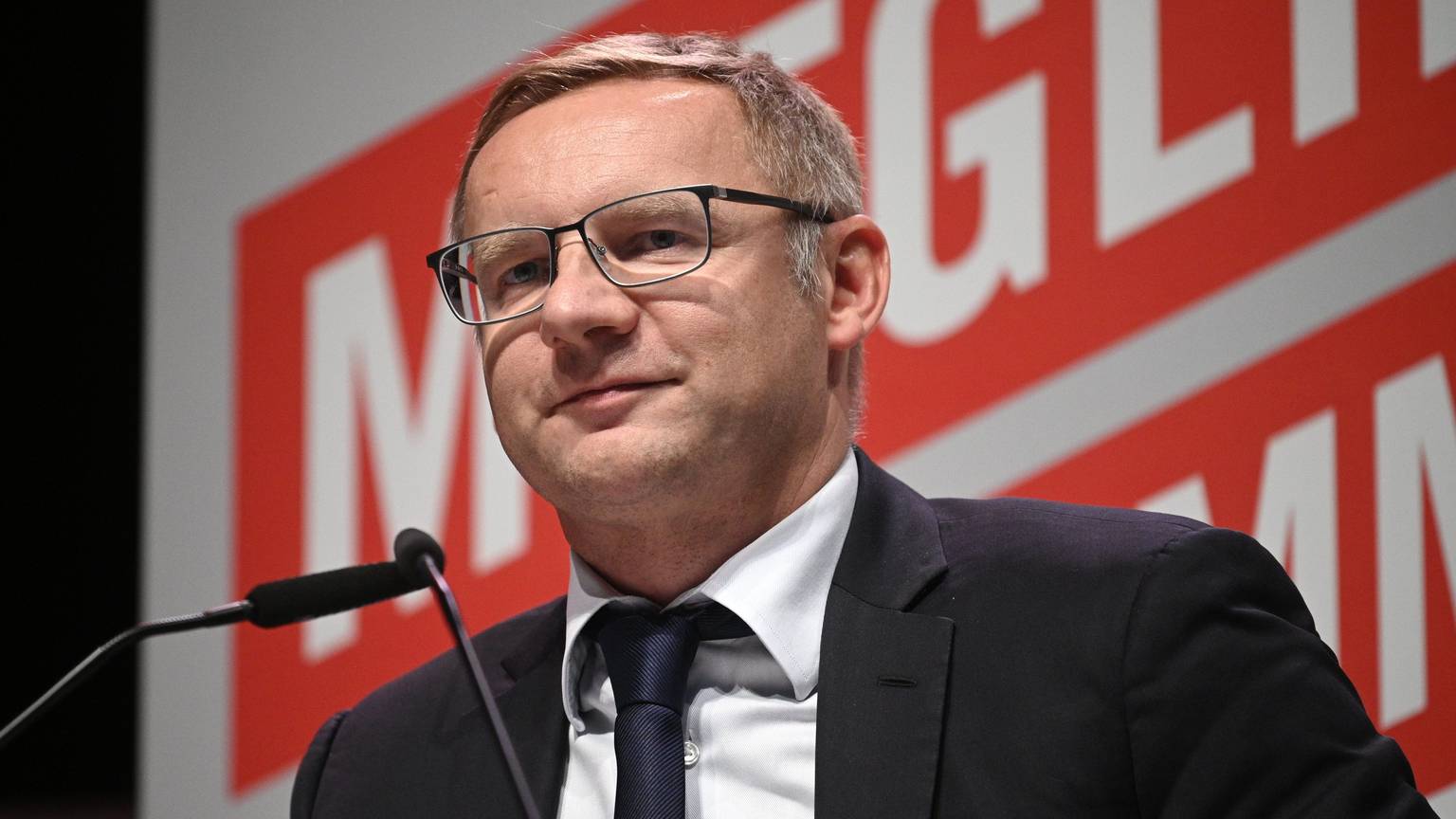 ARCHIV - 08.09.2019, Nordrhein-Westfalen, Köln: Fußball, Bundesliga, Mitgliederversammlung 1. FC Köln 2020, mit Neuwahl des Präsidiums. Der neue Vorstand Eckhard Sauren spricht. Der Vorstand des FC hat sich nun gegen einen DFL-Investor in der derzeit angedachten Form ausgesprochen. (zu dpa: «Kölner Vorstand klar gegen Beteiligungsgesellschaft als DFL-Investor») Foto: Henning Kaiser/dpa +++ dpa-Bildfunk +++