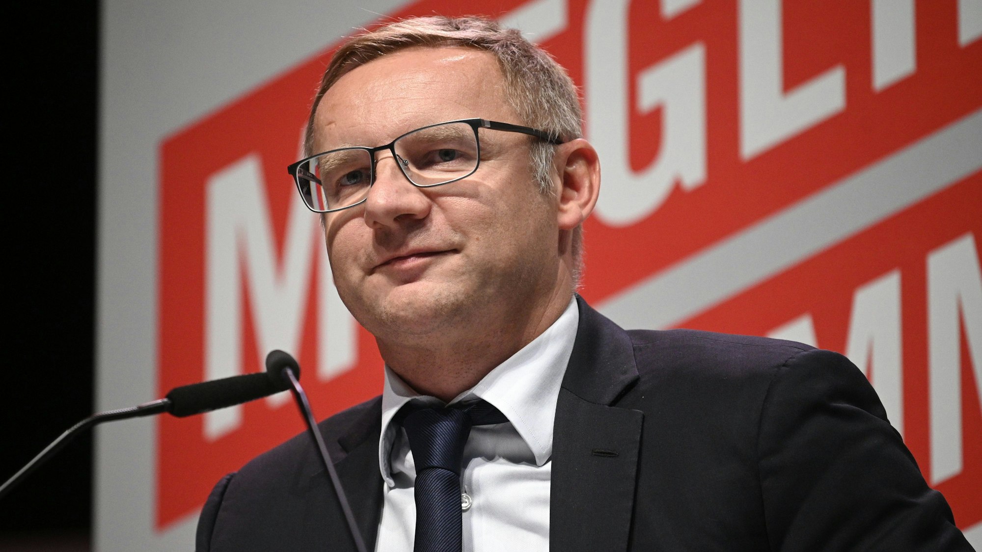 ARCHIV - 08.09.2019, Nordrhein-Westfalen, Köln: Fußball, Bundesliga, Mitgliederversammlung 1. FC Köln 2020, mit Neuwahl des Präsidiums. Der neue Vorstand Eckhard Sauren spricht. Der Vorstand des FC hat sich nun gegen einen DFL-Investor in der derzeit angedachten Form ausgesprochen. (zu dpa: «Kölner Vorstand klar gegen Beteiligungsgesellschaft als DFL-Investor») Foto: Henning Kaiser/dpa +++ dpa-Bildfunk +++