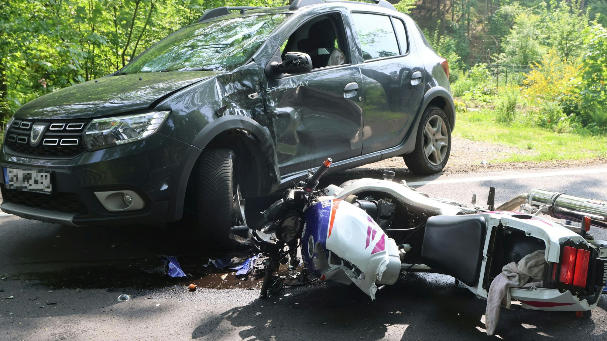 Das Krad kollidierte seitlich mit einem Auto.