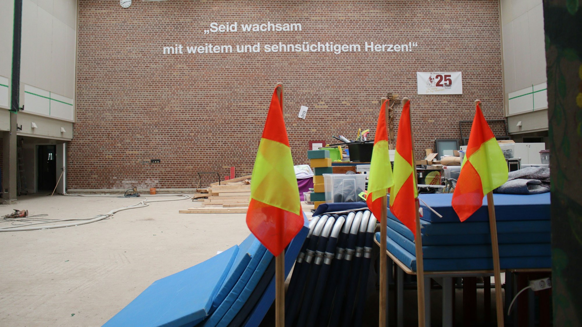 Sportmatten und andere Gegenstände sind im Pädagogischen Zentrum gelagert.