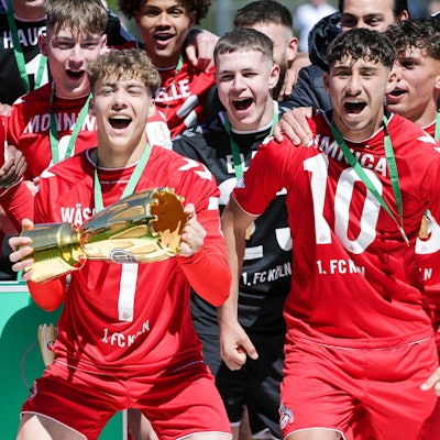 Fussball, DFB Pokal der Junioren Saison 2022 / 2023 Finale FC Schalke 04 - 1.FC Köln 30.04.2023, Karl-Liebknecht Stadion Potsdam Der 1.FC Köln ist neuer Pokalsieger im DFB Pokal der Junioren 2023, Die Spieler heben den Pokal in die Luft bei der Siegerehrung Meiko Waeschenbach 1. FC Koeln U19, 7 Potsdam Karl-Liebknecht-Stadion Brandenburg Deutschland *** Sports, football, DFB Pokal junior season 2022 2023 final FC Schalke 04 1 FC Köln 30 04 2023, Karl Liebknecht Stadion Potsdam The 1 FC Köln is the new cup winner in the DFB Pokal junior 2023, The players lift the cup in the air at the award ceremony Meiko Waeschenbach 1 FC Koeln U19, 7 Potsdam Karl Liebknecht Stadion Brandenburg Germany
