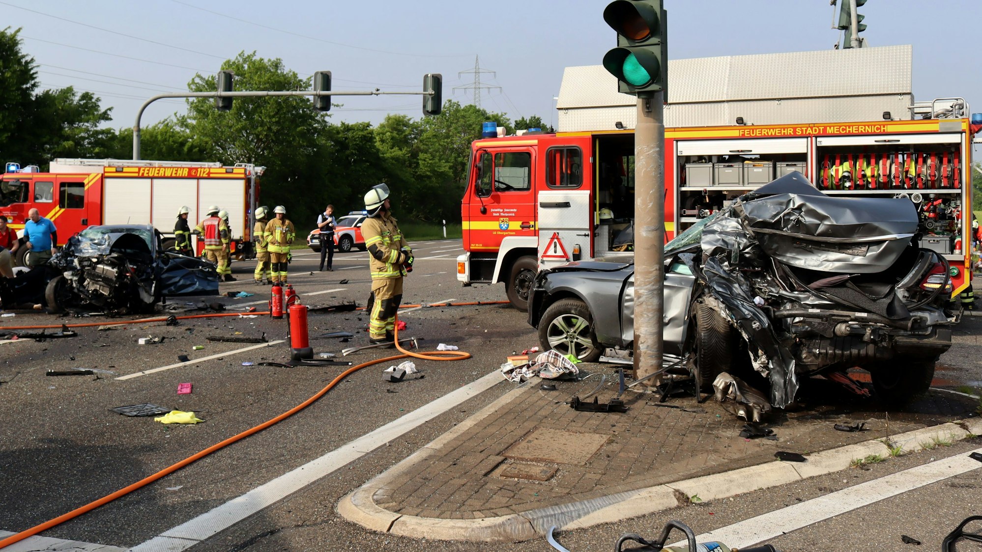 Rettungskräfte der Feuerwehr sichern die Unfallstelle.