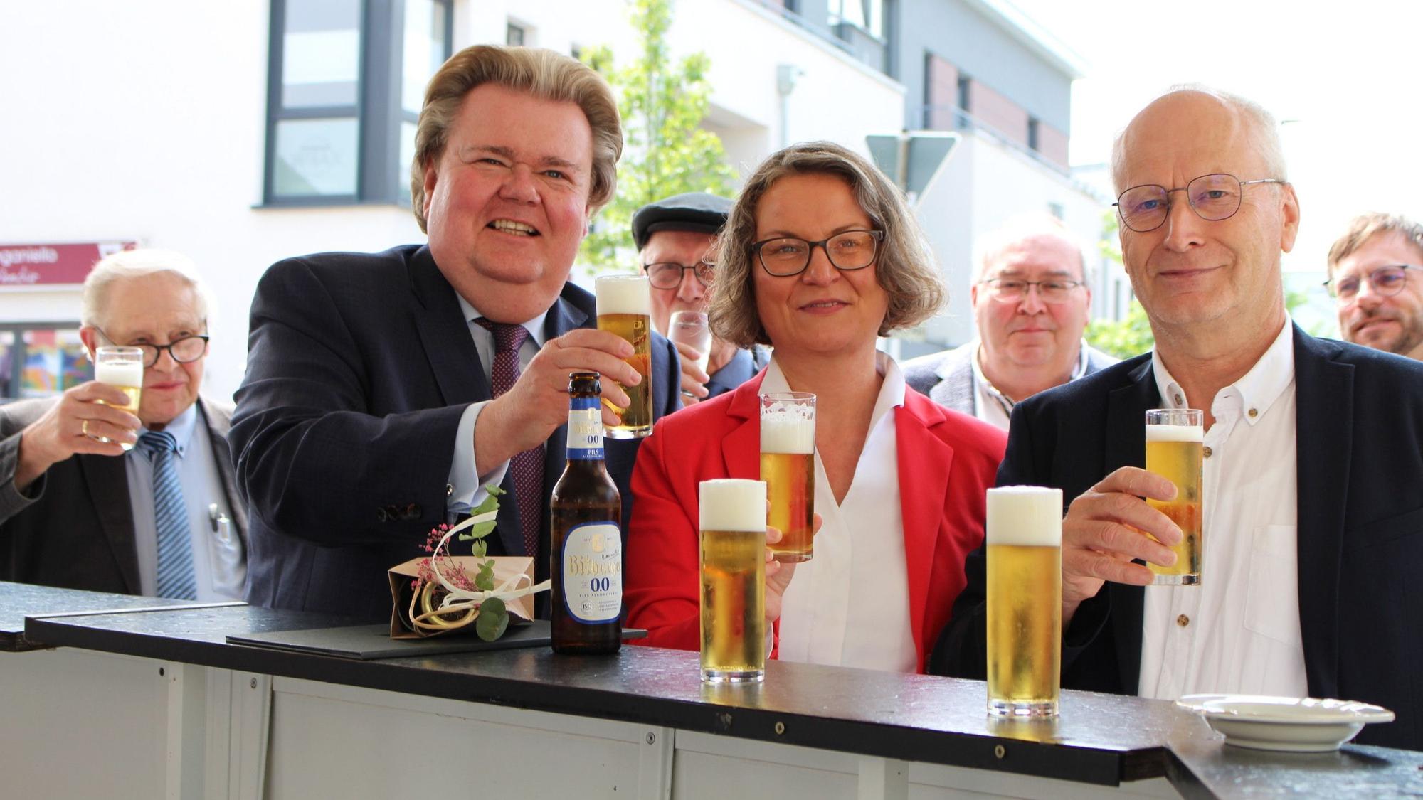 Mit 0,0 Promille stieß Ministerin Scharrenbach auf der Kirmes mit Bürgermeister Dr. Hans-Peter Schick (r.) und CDU-Landtagsmitglied Klaus Voussem (beide nicht ganz promillefrei) an.