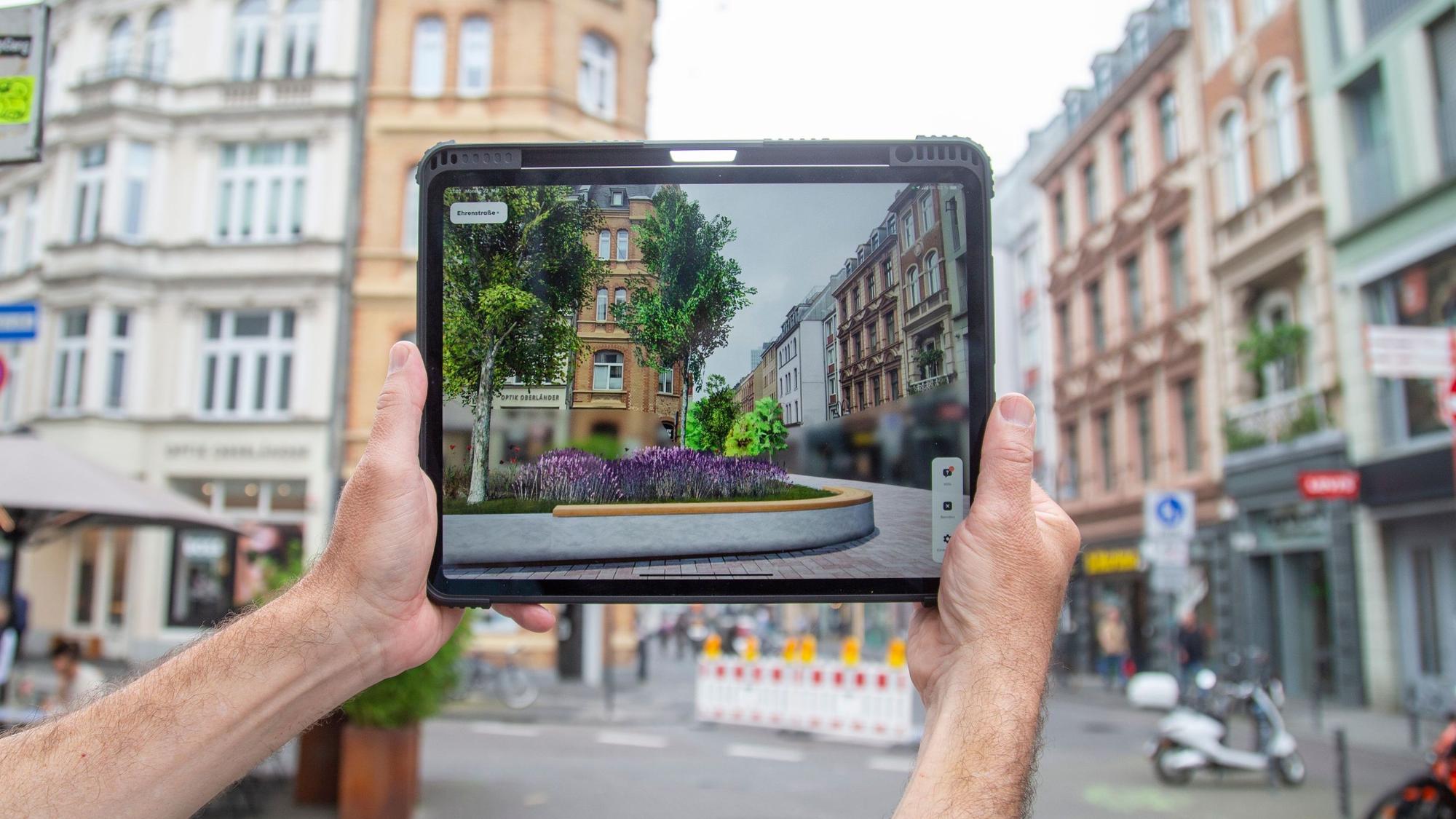 Bäume und viel Grün: Auf dem Tablet kann man per App heute schon sehen, wie die Ehrenstraße nach der Umgestaltung aussehen soll.