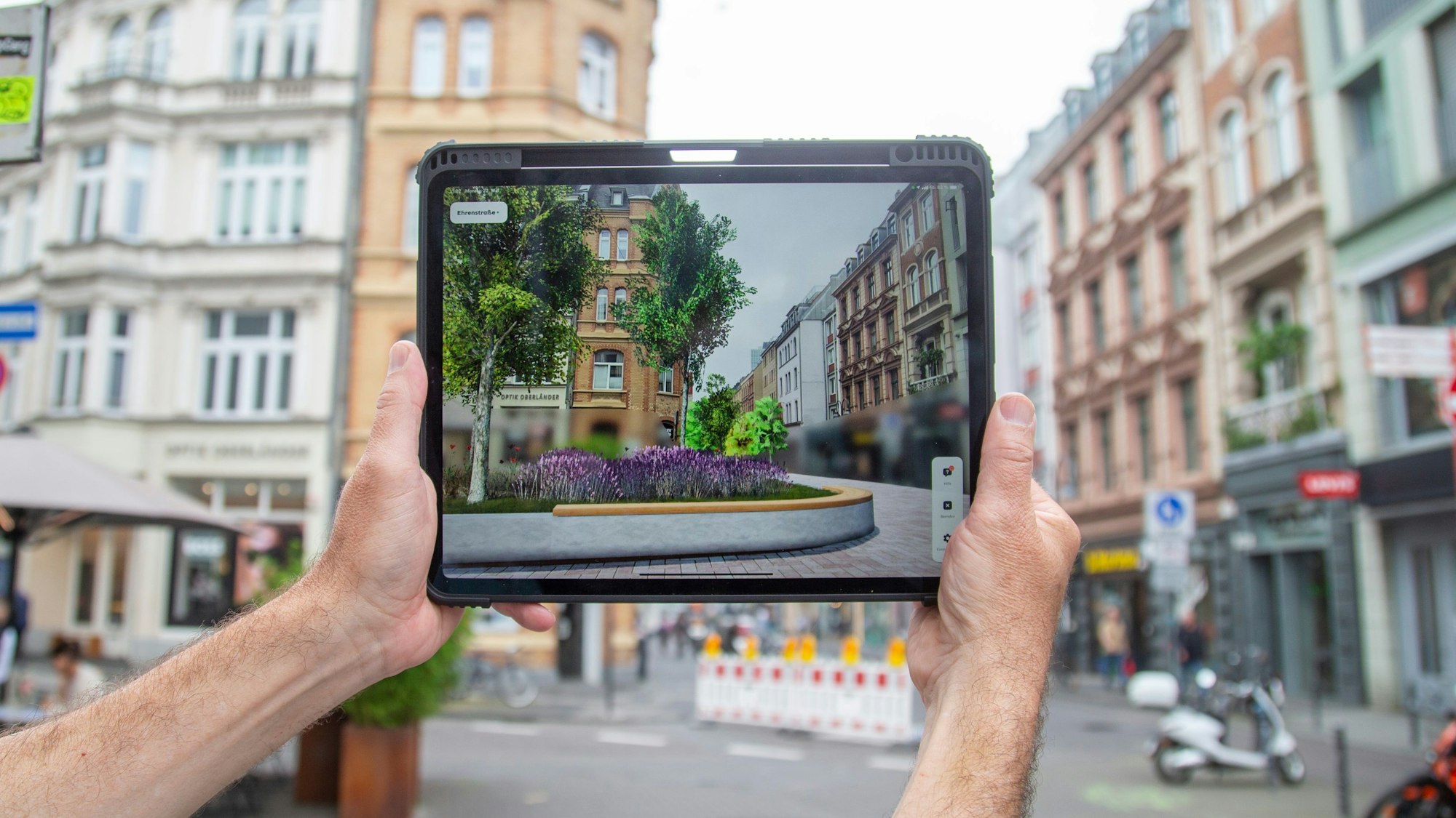 Bäume und viel Grün: Auf dem Tablet kann man per App heute schon sehen, wie die Ehrenstraße nach der Umgestaltung aussehen soll.