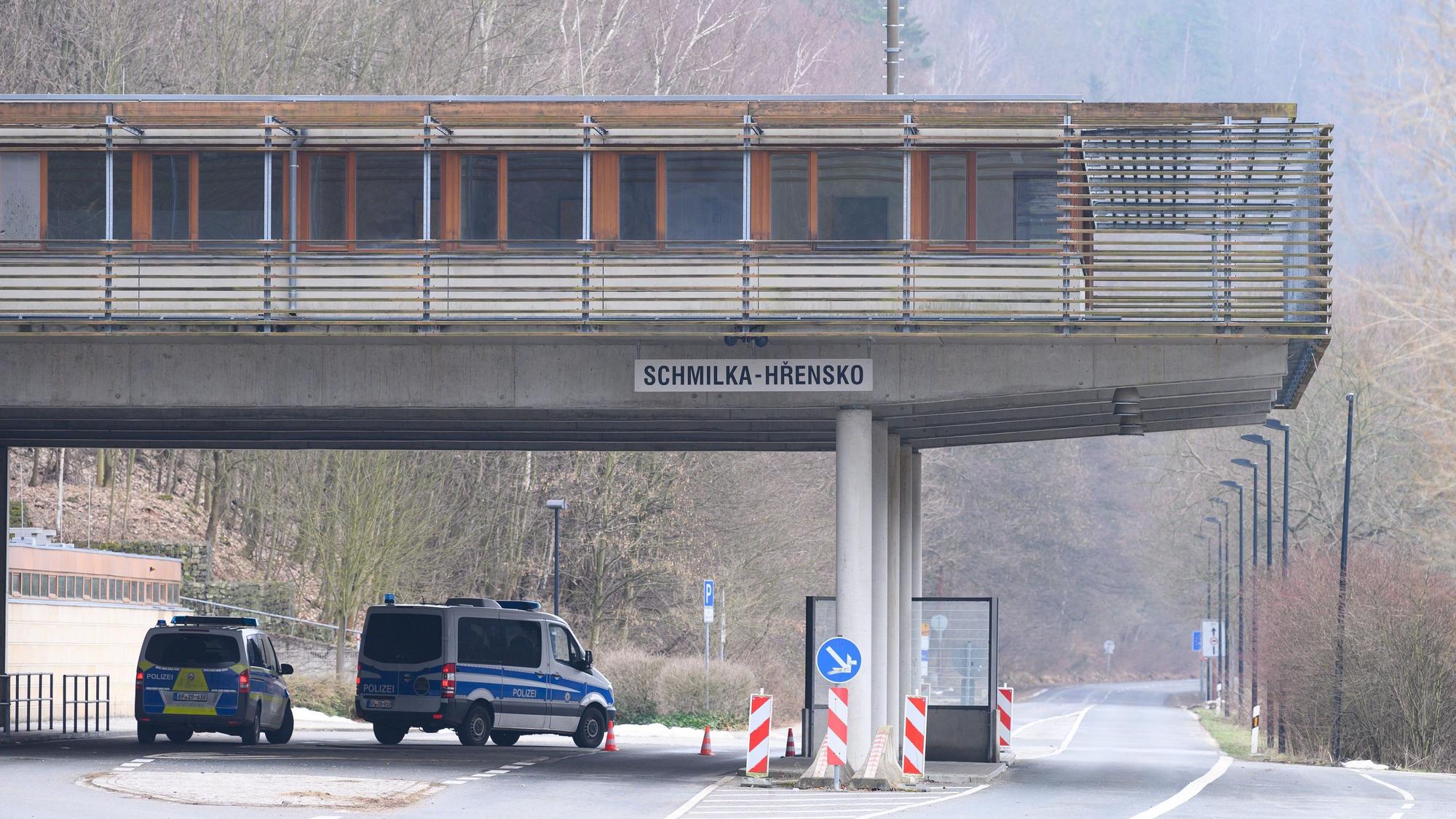 Polizeiautos stehen im Rahmen von Grenzkontrollen an der deutsch-tschechischen Grenze.