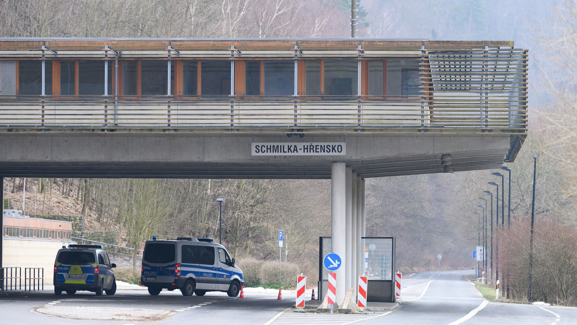 Polizeiautos stehen im Rahmen von Grenzkontrollen an der deutsch-tschechischen Grenze.