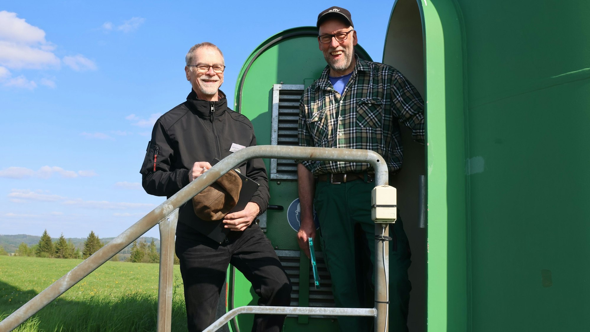 Der Börlinghauser Landwirt Bernd Krämer (r.) begrüßte Manfred Stern und weitere Exkursionsteilnehmer.