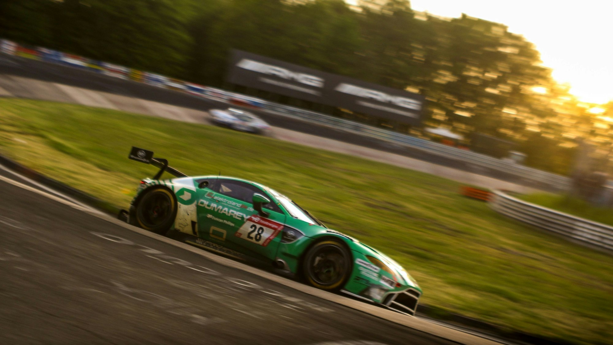 Ein Rennwagen auf der Strecke des Nürburgrings.