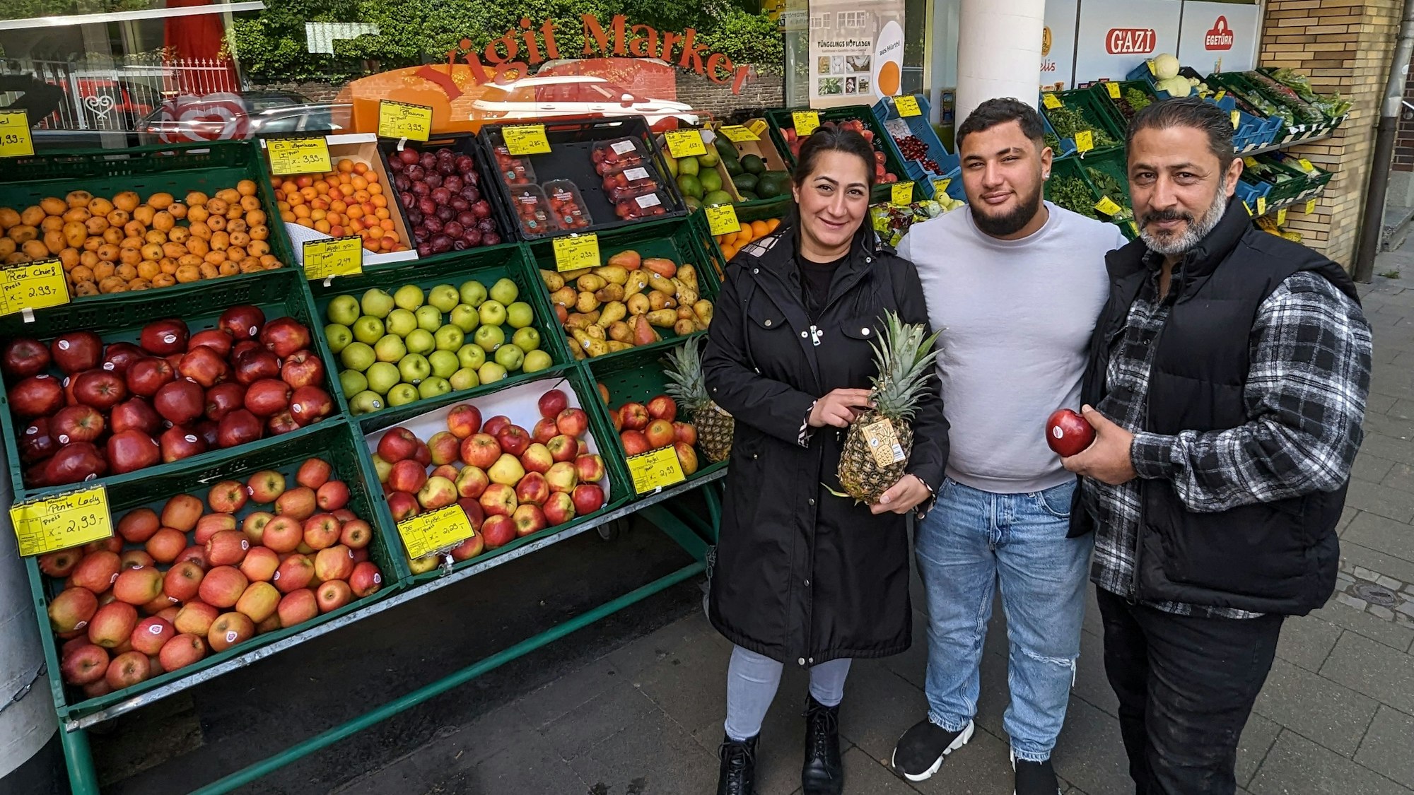 Das Foto zeigt die Familie Sasmaz vor ihrem Geschäft in Hürth-Gleuel.