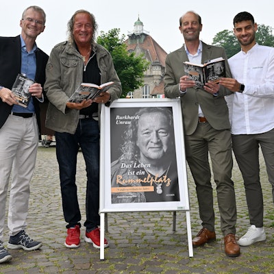 Es sind die vier erwähnten Männer zu sehen.