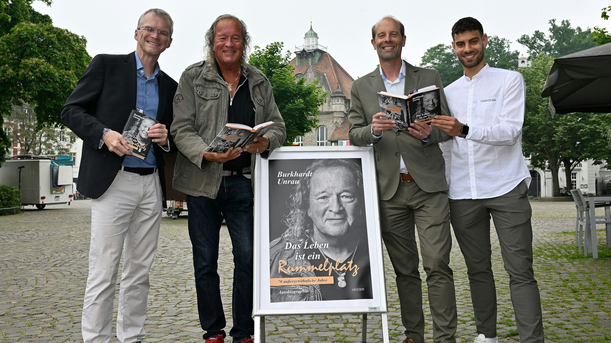 Es sind die vier erwähnten Männer zu sehen.