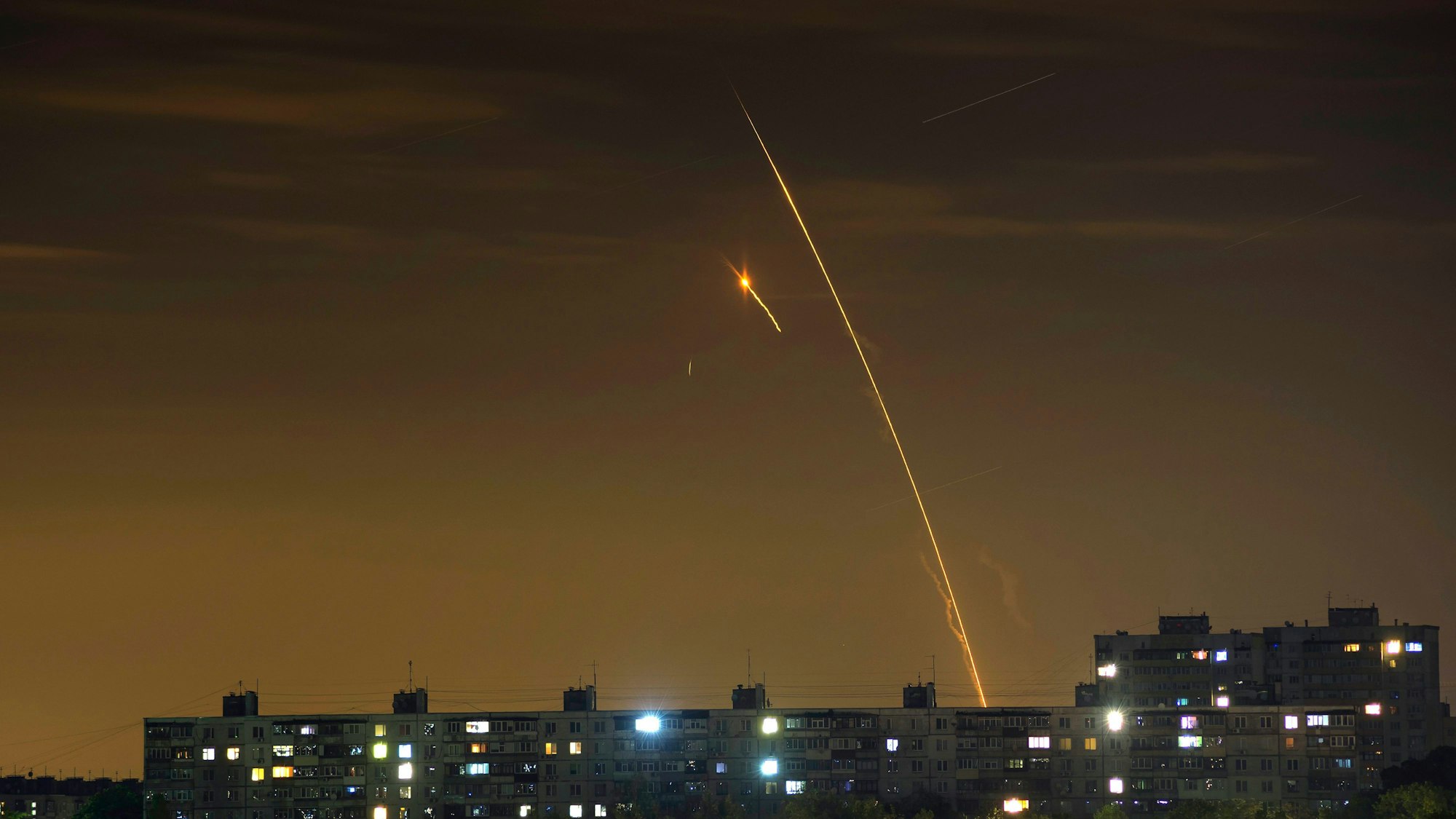 Russische Raketen, die von der russischen Region Belgorod aus auf die Ukraine abgefeuert werden, sind in der Morgendämmerung in Charkiw, Ukraine, am frühen Sonntag zu sehen.