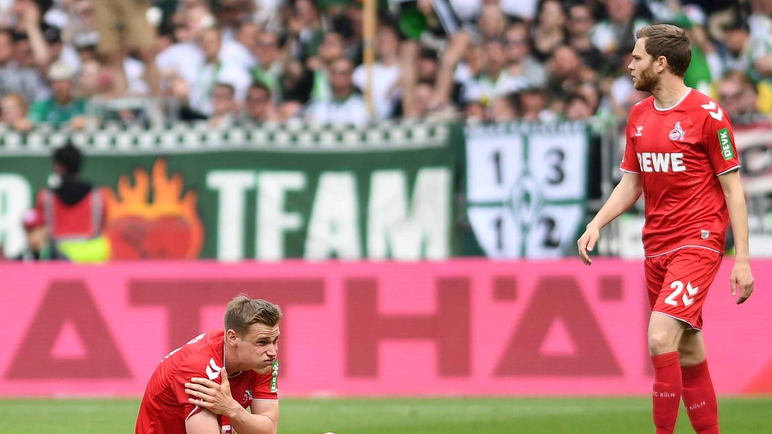 Mit schmerzverzerrtem Gesicht sitzt FC-Angreifer Steffen Tigges auf dem Rasen des Weserstadions und hält sich die rechte Schulter.