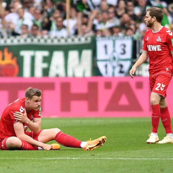 Mit schmerzverzerrtem Gesicht sitzt FC-Angreifer Steffen Tigges auf dem Rasen des Weserstadions und hält sich die rechte Schulter.